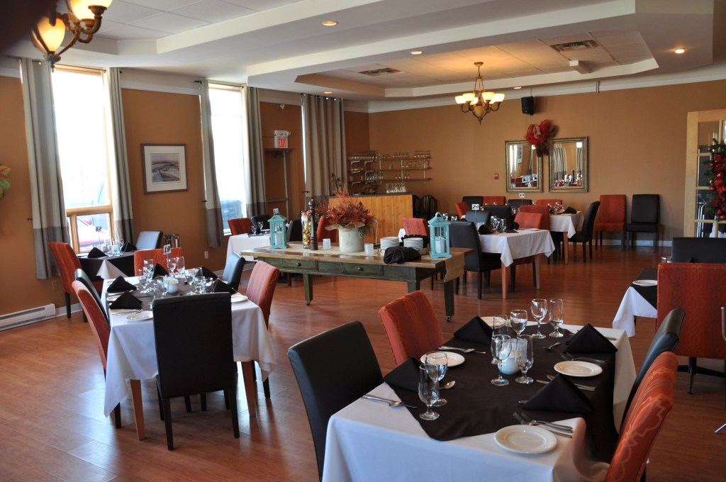 Dining room at Two Seasons Inn